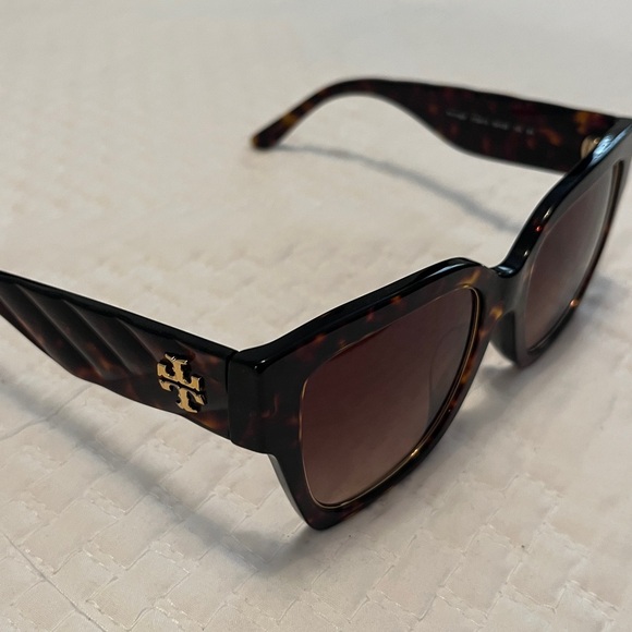 Tory Burch Tortoise Sunglasses with Orange Case - Picture 4 of 4